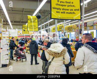 Canadesi in un negozio di Nofrills. Foto Stock