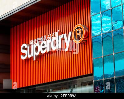 Firma fuori da un negozio di abbigliamento Superdry nel centro di Oxford Inghilterra Regno Unito Foto Stock