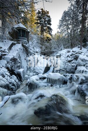 Dunkeld, Scozia, Regno Unito. 11 Feb 2021. Vista invernale nella fitta neve della Ossian’s Hall che si affaccia sulle Black Linn Falls sul fiume Braan nella foresta di Hermitage vicino a Dunkeld nel Perthshire. Iain Masterton/Alamy Notizie dal vivo Foto Stock