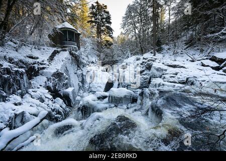 Dunkeld, Scozia, Regno Unito. 11 Feb 2021. Vista invernale nella fitta neve della Ossian’s Hall che si affaccia sulle Black Linn Falls sul fiume Braan nella foresta di Hermitage vicino a Dunkeld nel Perthshire. Iain Masterton/Alamy Notizie dal vivo Foto Stock