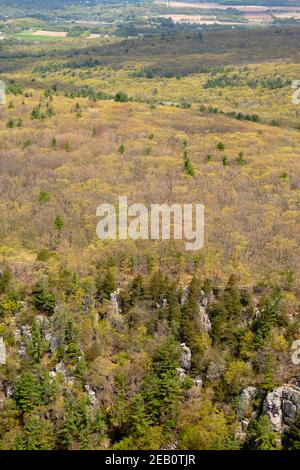 Vista aerea del Devil's Lake state Park, vicino a Baraboo, Wisconsin, USA in una splendida giornata di primavera. Foto Stock