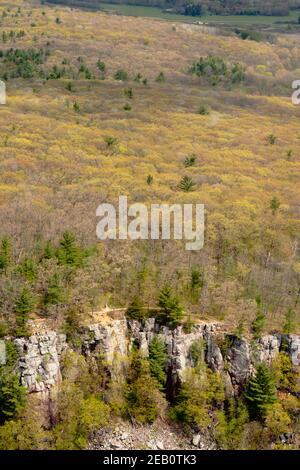 Vista aerea del Devil's Lake state Park, vicino a Baraboo, Wisconsin, USA in una splendida giornata di primavera. Foto Stock