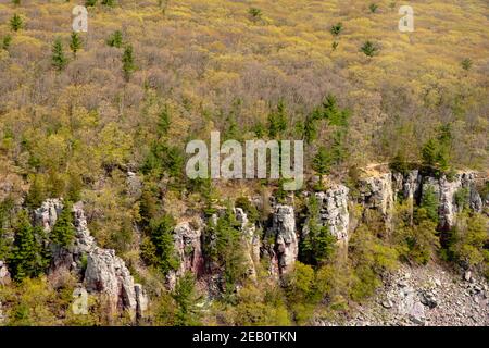 Vista aerea del Devil's Lake state Park, vicino a Baraboo, Wisconsin, USA in una splendida giornata di primavera. Foto Stock