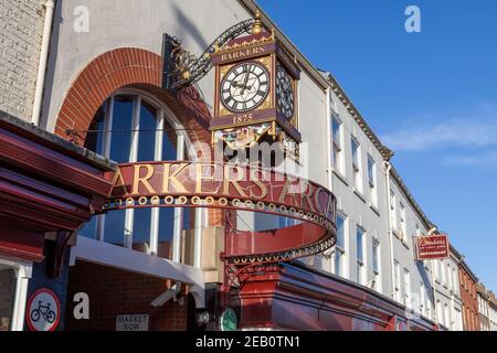 L'orologio dorato ornato e il segno che segna l'ingresso a. Barkers Arcade su Northallerton High Street Foto Stock