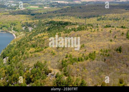 Vista aerea del Devil's Lake state Park, vicino a Baraboo, Wisconsin, USA in una splendida giornata di primavera. Foto Stock