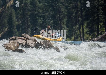 Zattera sul labbro di Black Creek Rapid sul fiume Main Salmon dell'Idaho. Foto Stock