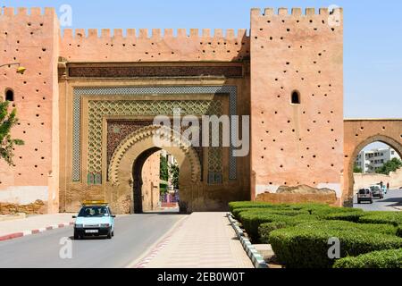 Il Bab el-Khemis, una porta storica della città a ovest della città vecchia (medina) di Meknes, Marocco Foto Stock