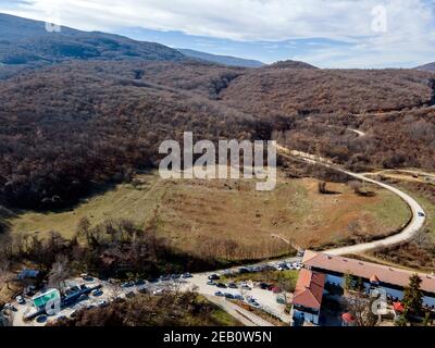 Veduta aerea del Monastero medievale di Kuklen dedicato ai Santi Cosma e Damyan, Regione di Plovdiv, Bulgaria Foto Stock