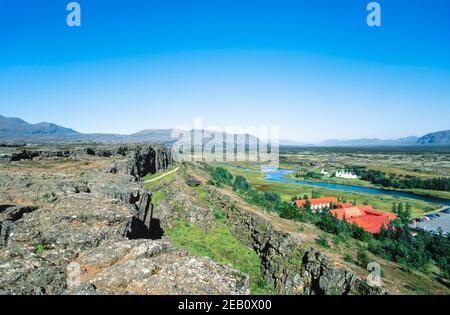 1996 Islanda Thingvellir - Þingvellir o Thingvellir era il luogo del Alþiing, il parlamento annuale d'Islanda dal 930AD al 1798AD. Þingvellir è un parco nazionale nel comune di Bláskógabyggð, nell'Islanda sudoccidentale. Il parco si trova in una valle di spaccatura che segna la cresta del crinale medio-Atlantico e il confine tra le placche tettoniche nordamericane ed eurasiane. C'è un chuch e la residenza estiva del primo ministro sulla riva lontana del fiume Oxana e l'Hotel Valholl è sulla vicina banca. Questo hotel è bruciato nel 2009. Thingvellir Islanda Europa Foto Stock