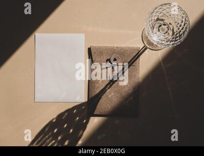 Scheda di carta bianca vuota non rivestita isolata su sfondo beige in stile boho Foto Stock