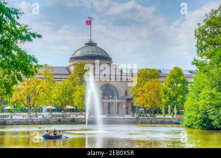 WIESBADEN, GERMANIA, 17 AGOSTO 2018: Vista del Kurhaus a Wiesbaden, Germania Foto Stock