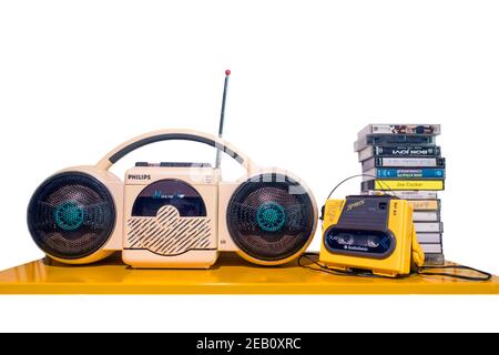 Riproduttore di cassette portatile Philips Moving Sound, AudioSonic Sports all Weather walkman CT-178 e pila di cassette/cassette audio Foto Stock