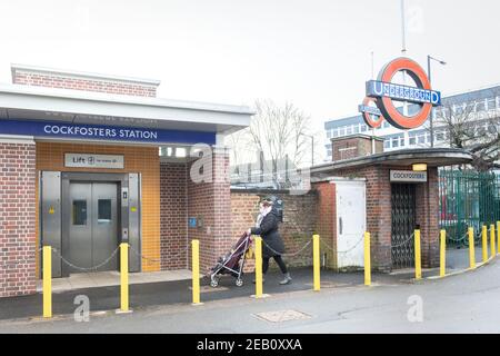 La stazione della metropolitana di Cockfosters è senza scalini. Alla fine del 2020, la stazione della metropolitana di Cockfosters è diventata l'ottantesima stazione della rete con STEP- Foto Stock