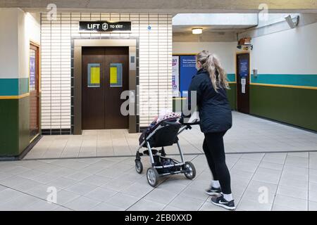 La stazione della metropolitana di Cockfosters è senza scalini. Alla fine del 2020, la stazione della metropolitana di Cockfosters è diventata l'ottantesima stazione della rete con STEP- Foto Stock