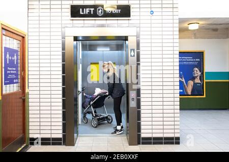 La stazione della metropolitana di Cockfosters è senza scalini. Alla fine del 2020, la stazione della metropolitana di Cockfosters è diventata l'ottantesima stazione della rete con STEP- Foto Stock