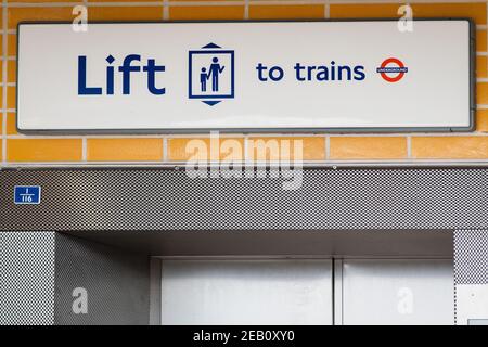 La stazione della metropolitana di Cockfosters è senza scalini. Alla fine del 2020, la stazione della metropolitana di Cockfosters è diventata l'ottantesima stazione della rete con STEP- Foto Stock