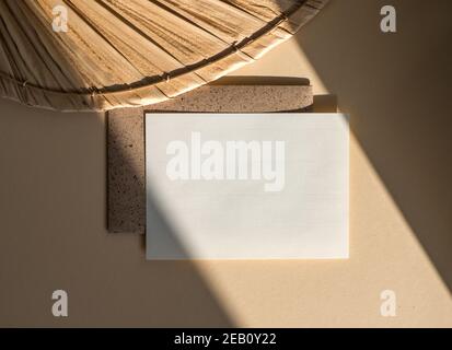Scheda di carta bianca vuota non rivestita isolata su sfondo beige in stile boho Foto Stock