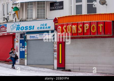 Sala giochi Sunspot a Southend on Sea, Essex, Regno Unito, con neve da Storm Darcy. Chiuso, chiuso, durante il blocco COVID 19. Economia del mare Foto Stock