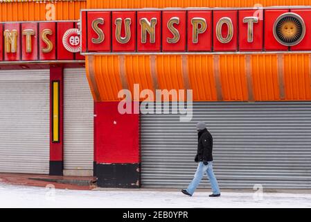 Sala giochi Sunspot a Southend on Sea, Essex, Regno Unito, con neve da Storm Darcy. Chiuso, chiuso, durante il blocco COVID 19. Economia del mare Foto Stock