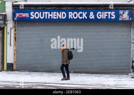 Passerai accanto al negozio di articoli da regalo chiuso a Southend on Sea, Essex, Regno Unito, con la neve di Storm Darcy. Città di mare in inverno. Economia aziendale fronte mare Foto Stock