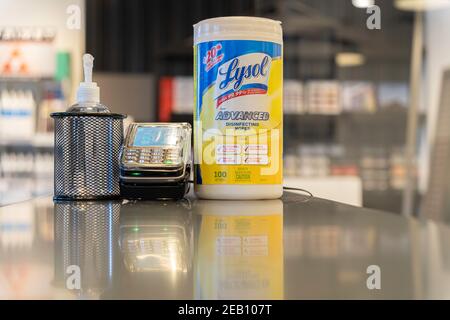 3 Febbraio 2021 - Calgary , alberta Canada - salviette e igienizzatore per mani Lysol con una macchina POS Foto Stock