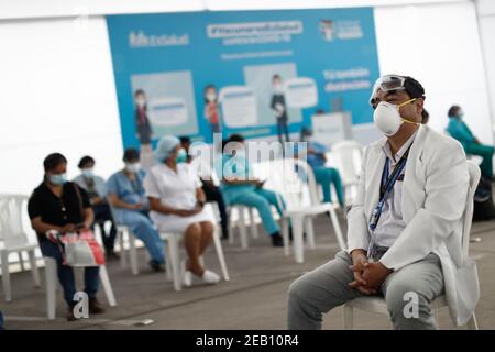 11 febbraio 2021, Perù, Lima: I membri del personale sanitario attendono prima della vaccinazione contro Covid-19 con il vaccino vero della compagnia cinese Sinopharm all'ospedale Edgardo Rebagliati. All'inizio di febbraio, il paese sudamericano ha ricevuto la prima spedizione di 300,000 dosi del vaccino cinese Corona. Sinopharm aveva già collaborato con il Perù nella fase di test pratico del vaccino. Foto: Alex Rosemberg/dpa Foto Stock