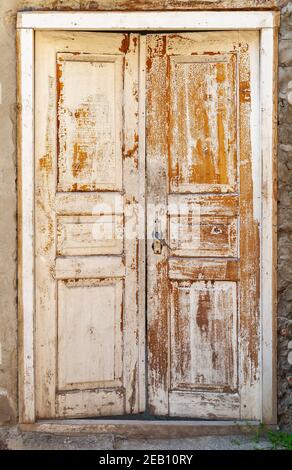 Porta in legno vintage con intemperie, vista frontale ravvicinata. Vecchia architettura di Tbilisi, Georgia Foto Stock