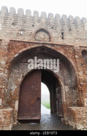 Batonis Tsikhe cancello d'ingresso. Letteralmente, 'il castello del signore', è un monumento architettonico del XVII-XVIII secolo a Telavi, Georgia Foto Stock