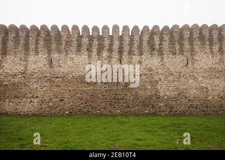 Muro del Batonis Tsikhe. Letteralmente, 'il castello del signore', è un monumento architettonico del XVII-XVIII secolo a Telavi, Georgia Foto Stock