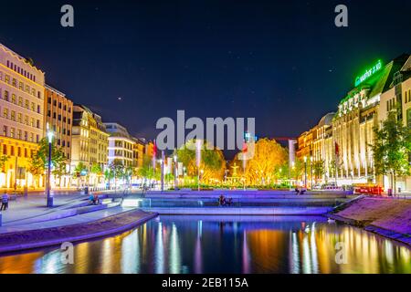 DUSSELDORF, GERMANIA, 10 AGOSTO 2018: Vista notturna di un canale illuminato a Hofgarten a Dusseldorf, Germania Foto Stock