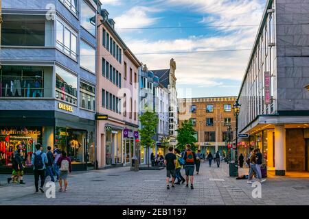 DUSSELDORF, GERMANIA, 10 AGOSTO 2018: La gente passa attraverso il centro di Dusseldorf, Germania Foto Stock