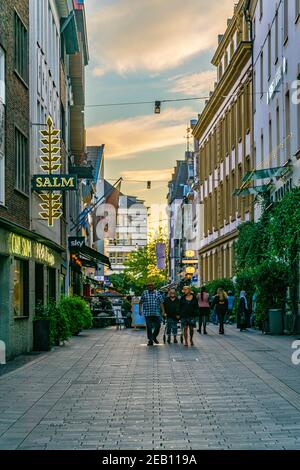 DUSSELDORF, GERMANIA, 10 AGOSTO 2018: La gente passa attraverso il centro di Dusseldorf, Germania Foto Stock