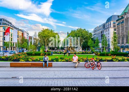 DUSSELDORF, GERMANIA, 10 AGOSTO 2018: La gente sta passando Corneliusplatz a Dusseldorf, Germania Foto Stock