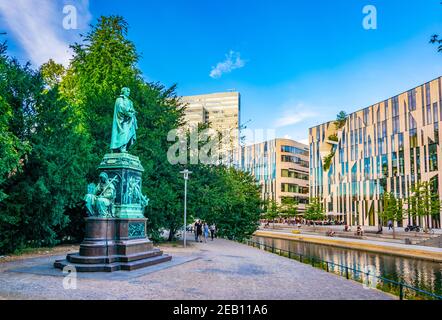 DUSSELDORF, GERMANIA, 10 AGOSTO 2018: La gente sta passando il memoriale di peter von cornelius a Dusseldorf, Germania Foto Stock