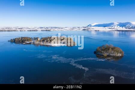 Kinross, Scozia, Regno Unito. Vista aerea di un castello innevato di Lochleven situato su una piccola isola di Loch Leven, Kinross-shire. Foto Stock
