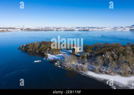 Kinross, Scozia, Regno Unito. Vista aerea di un castello innevato di Lochleven situato su una piccola isola di Loch Leven, Kinross-shire. Foto Stock