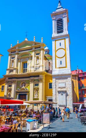 NIZZA, FRANCIA, 11 GIUGNO 2017: La gente sta passeggiando di fronte al cathedal di Nizza, Francia Foto Stock