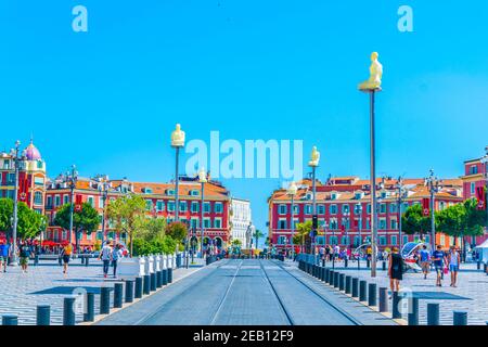 NIZZA, FRANCIA, 11 GIUGNO 2017: La gente sta passeggiando attraverso piazza massena nel centro di Nizza, Francia Foto Stock