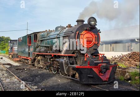 Locomotiva numero 6-016 costruita nel 1954 a Vulcan Foundry a Newton-le-Willows, Lancashire, Inghilterra per la Ferrovia Nord Borneo. Ora trasporta un touri Foto Stock