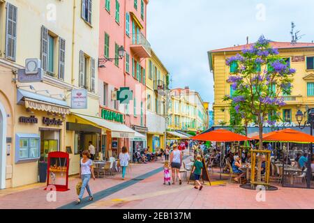 MENTON, FRANCIA, 14 GIUGNO 2017: La gente sta passeggiando attraverso una strada stretta nel centro di Mentone, Francia Foto Stock