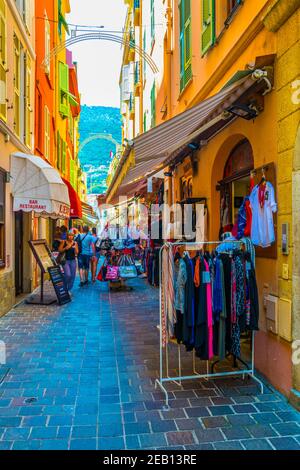 MONACO, MONACO, 17 GIUGNO 2017: La gente sta passeggiando attraverso una strada stretta nel centro di Monaco Foto Stock