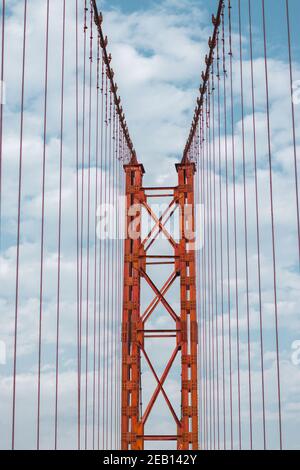 Ponte di ferro rosso con immagine del cielo. Foto Stock