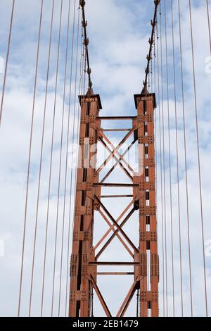 Ponte di ferro rosso con immagine del cielo. Foto Stock