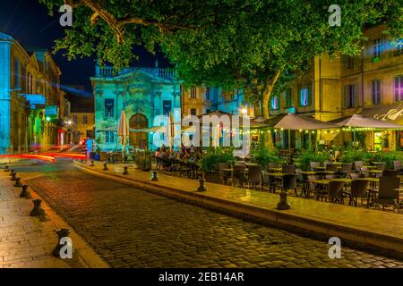 AVIGNONE, FRANCIA, 18 GIUGNO 2017: Vista notturna di Place Crillon ad Avignone, Francia Foto Stock