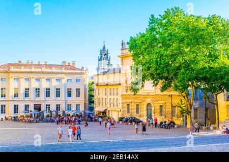 AVIGNONE, FRANCIA, 18 GIUGNO 2017: La gente sta passeggiando su Place du Palais ad Avignone, Francia Foto Stock