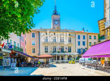 ORANGE, FRANCIA, 19 GIUGNO 2017: La gente sta passeggiando di fronte al municipio di Orange, Francia Foto Stock