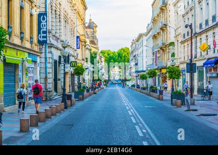 AVIGNONE, FRANCIA, 19 GIUGNO 2017: La gente sta passeggiando attraverso una strada stretta nel centro di Avignone, Francia Foto Stock