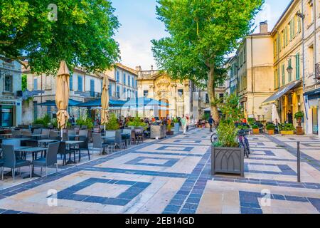 AVIGNONE, FRANCIA, 19 GIUGNO 2017: Vista al tramonto di Place Crillon ad Avignone, Francia Foto Stock