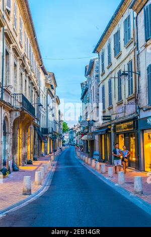 AVIGNONE, FRANCIA, 19 GIUGNO 2017: La gente sta passeggiando attraverso una strada stretta nel centro di Avignone, Francia Foto Stock