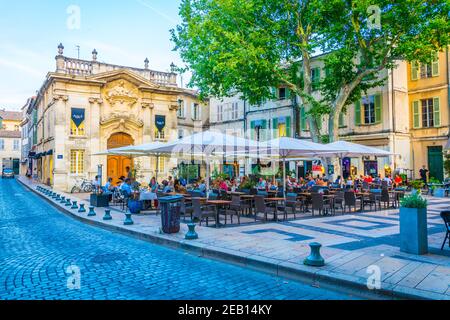 AVIGNONE, FRANCIA, 19 GIUGNO 2017: Vista al tramonto di Place Crillon ad Avignone, Francia Foto Stock